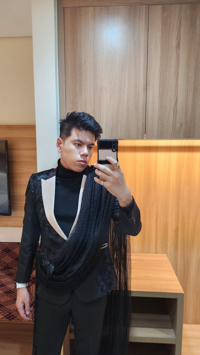 KebCuevas's tweet photo. Time to reclaim our prom experience. Wearing Kenffer Franco tonight for #QueerPromPH! ๐
You can still purchase walk-in tickets today: https://t.co/SZeByB3F8x https://t.co/iYdvLdxP8H