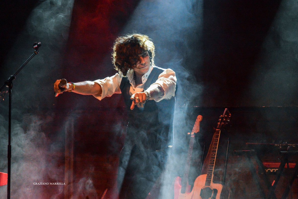 impressioni61's tweet photo. Hit Week 
Barcellona Sala Bóveda 12 Novembre 
Ermal Meta 
[Mini Album Fotografico su Facebook]
#ErmalMetaRemastered2017
#Ermalmetamusic 
#ILupiDiErmal 
#HitWeek 
#SalaBóveda https://t.co/3iQrXF5lKq
