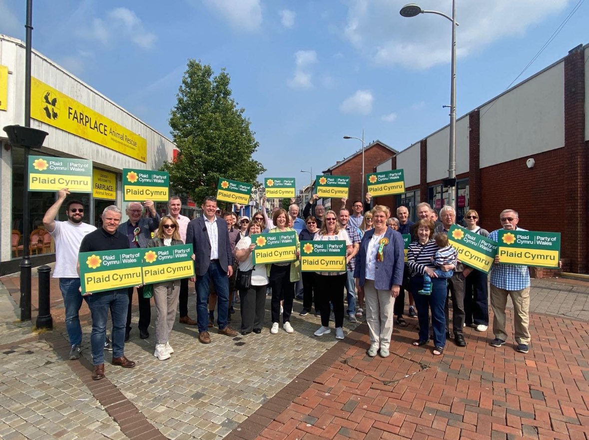 AnnBremenda's tweet photo. 5️⃣ days to go! 

Team Plaid Cymru have been out speaking to thousands of you in Caerfyrddin over the past few months - and what a journey it has been!

The Tories are finished. But Labour takes Wales for granted. 

We in @Plaid_Cymru will always put Wales first 🏴󠁧󠁢󠁷󠁬󠁳󠁿💚 https://t.co/grzJ4qH9Du