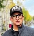 Venezia.
Si chiamava Marco aveva 21 anni e faceva l'operaio edile.
Ieri è stato trovato in cantiere morto dissanguato. Una scheggia di vetro gli ha reciso un'arteria della gamba.

#MorireDiLavoro una guerra che non frega un cazzo a nessuno.