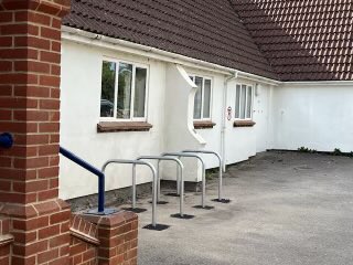 Lovely new bike racks at Cumnor Village Hall! Thank you to ⁦<a href="/CumnorVHall/">Cumnor Village Hall</a>⁩ ⁦<a href="/CumnorPC/">Cumnor Parish Council</a>⁩ for funding these👏👏👏 #EveryLittleHelps #ActiveTravel