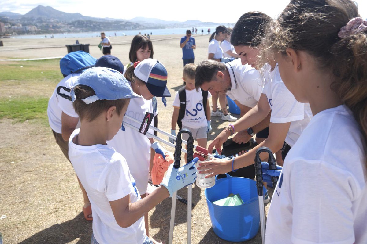 Hoy nuestro Club celebra una jornada de recogida de basura y limpieza de nuestras playas tras un curso de concienciación para los más jóvenes de la mano de <a href="/FundacionEcomar/">Fundación Ecomar</a> <a href="/Enterprise/">Enterprise</a> y <a href="/TZabell/">Theresa Zabell</a>. Una obligación de todos y un compromiso del Real Club Mediterráneo con el litoral.