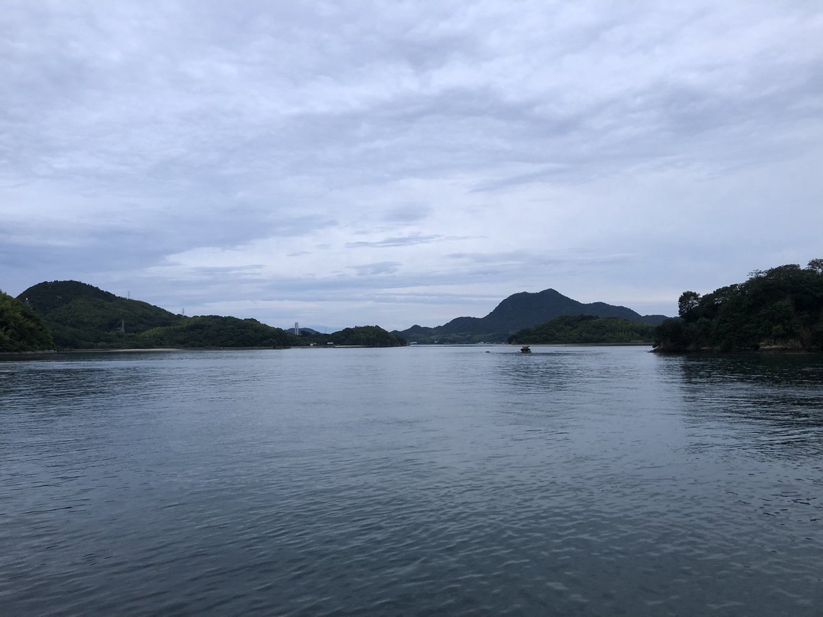 kitaharafuhito's tweet photo. 海辺で涼んでたら、どっかの島から学校のチャイムが聞こえてきたよ。こんなこと経験できるのも瀬戸内海ならではだねえ。因島に越してきてよかった https://t.co/6zgO1a0NJ7
