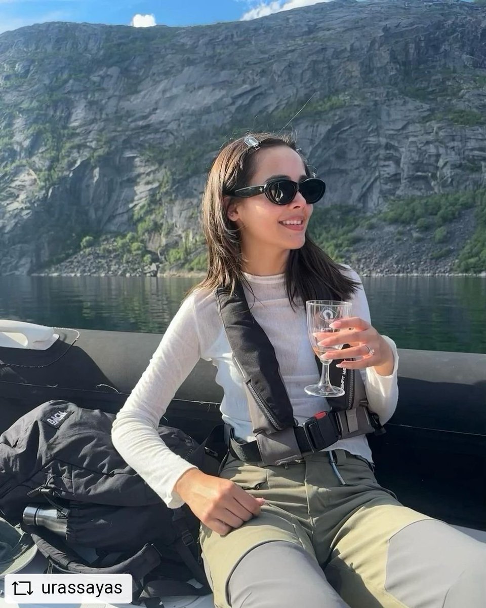 kan_siri1794's tweet photo. hiking 🇳🇴 พี่ญ่าพี่แคทเฮนรี่ ❤
#REPOST @urassayas with @get__repost__app We hiked across Norway through Bjørnfjell along Rallarvegen down to Rombaksbotn 🥾🏔️🌞✨ super lovely hike and ended with a little dip in the fjord :)
#sperbundfamily
#urassayas #csperb https://t.co/ud8MNDudjI