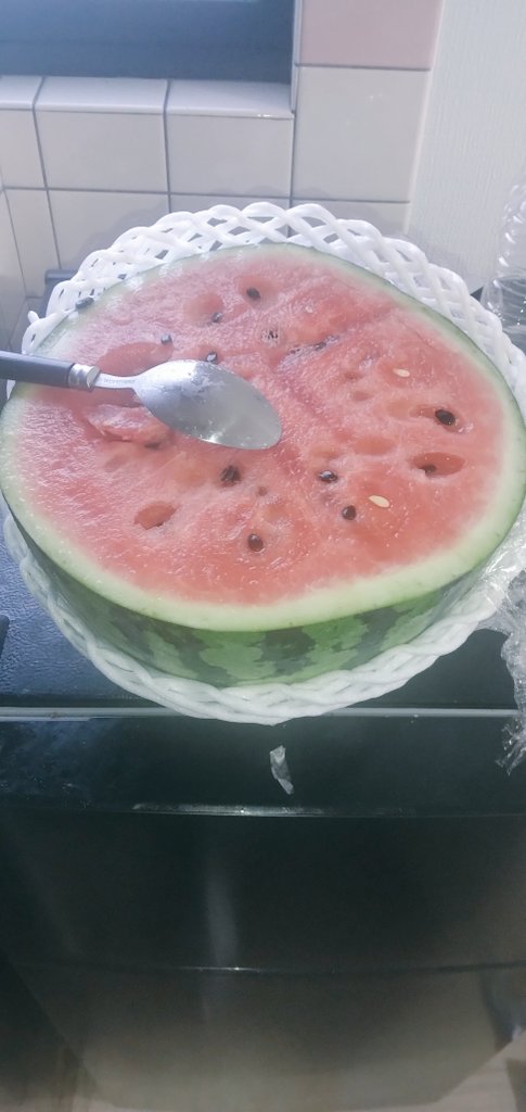 切らないかって？
男はみんなこう食べてるよ
(ゝω・)
#スイカ　
#フォロバ100絶対
