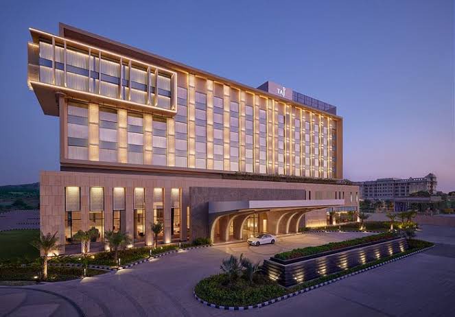 DevelopingRaj's tweet image. Jaipur Development Authority JDA has ordered to demolish Taj Amer Hotel in Jaipur.
Opened in 2022, Taj Amer is built in Eco Sensitive Zone of Nahargarh Wildlife Sanctuary.
There was a grand opening all over the media attended by big shots, why didn't JDA wake up then?
