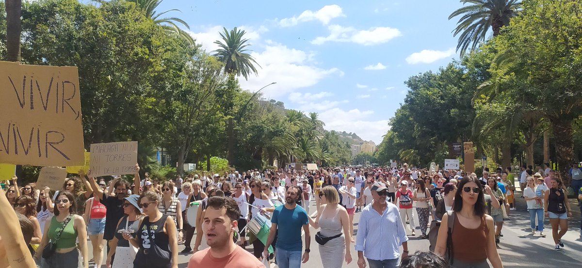dbollero's tweet photo. #Málaga. ¿Dónde está Paquito (@pacodelatorrep)? ¿Paquito dónde está? Paquito está vendiendo lo que queda de ciudad.
#29jmálaga  #TodasALaCalle    #málagaparavivirnoparasobrevivir https://t.co/fMi1nIzo5k