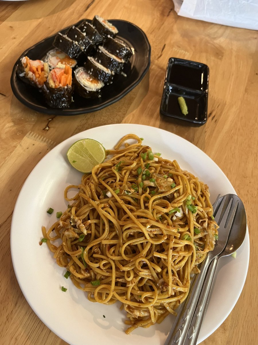 เจอร้านนี้โดนบังเอิญ (รวมมิตรฮาลาล)
รู้สึกหิวหลังจากแลนด์ลงเชียงใหม่

เสริชร้านฮาลาลใกล้สนามบินมาเจอร้านนี้

ยังไม่มีลูกค้า แต่อาหารหลากหลาย
เลยสั่งแต่ของที่แปลกๆ

ร้านนี้ขายอาหารหลายสัญชาติ
ผมสั่ง ข้าวยำเกาหลี
คิมบับ และ ผัดหมี่ซอสหมาล่า

ส่วนตัวชอบทุกเมนูเลย

#ฮาลาลเชียงใหม่ :)