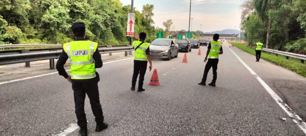 JpjNegeri80390's tweet photo. OPS KHAS MOTOSIKAL SEMPENA HRAA 2024
NEGERI SEMBILAN, 23 JUN 2024
Jabatan Pengangkutan Jalan Negeri Sembilan telah mengadakan Ops Khas Motosikal sempena HRAA di beberapa lokasi strategik sekitar Negeri Sembilan. https://t.co/Ft1IKXtV9K