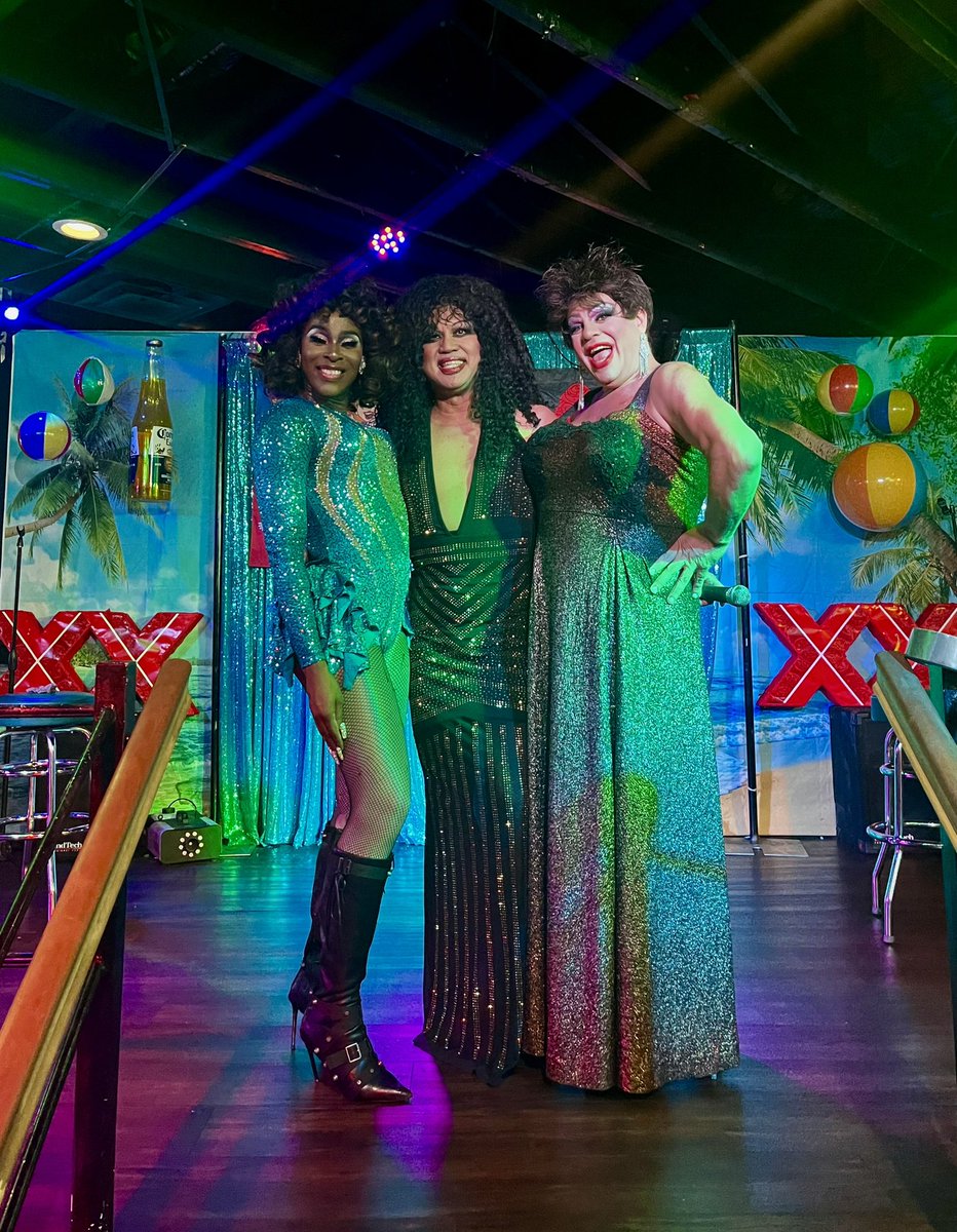 thedevinaross's tweet photo. The cast of The Robin Banks Show tonight at Meño’s Place! I’Yanna Jay Andrews, me and Robin Banks! https://t.co/XNPhHCPfix