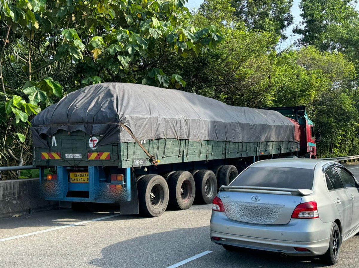 JpjNegeri80390's tweet photo. OPS KENDERAAN PERKHIDMATAN BARANGAN (KPB) SEMPENA HRAA 2024
NEGERI SEMBILAN, 24 JUN 2024
Penguatkuasaan ke atas kenderaan lebih muatan sepanjang Ops HRAA 2024. https://t.co/M7qXpKXiwj