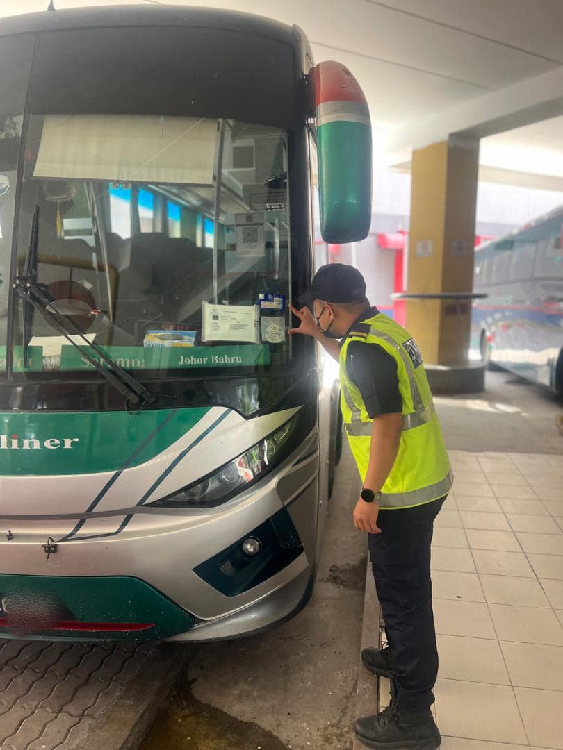 JpjNegeri80390's tweet photo. PEMERIKSAAN BAS DI TERMINAL SEMPENA OPS HRAA 2024
NEGERI SEMBILAN, 25 JUN 2024
JPJ Negeri Sembilan telah melakukan pemeriksaan terhadap semua bas ekspress yang memasuki Terminal One, Seremban sepanjang tempoh Ops HRAA dijalankan. https://t.co/XmJcF9v4Os