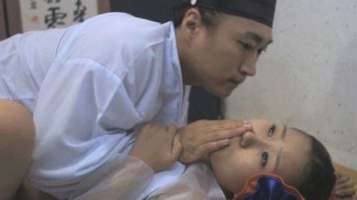 รู้มั้ยว่าผู้หญิงเกาหลีในสมัยโบราณ ถ้าอยากท้องจะเอาน้ำเย็นมาลูบสะดือแล้วให้พระจันทร์ส่อง! ผู้หญิงคนไหนไม่ท้องจะมีผู้หญิงอื่นมารับจ้างนอนกับสามีเพื่อท้องให้แทน เธรดนี้จะมาเล่าถึงความเชื่อคนท้องและอาชีพ ‘คนรับท้อง’ ในสมัยโบราณของเกาหลี (มีต่อ)