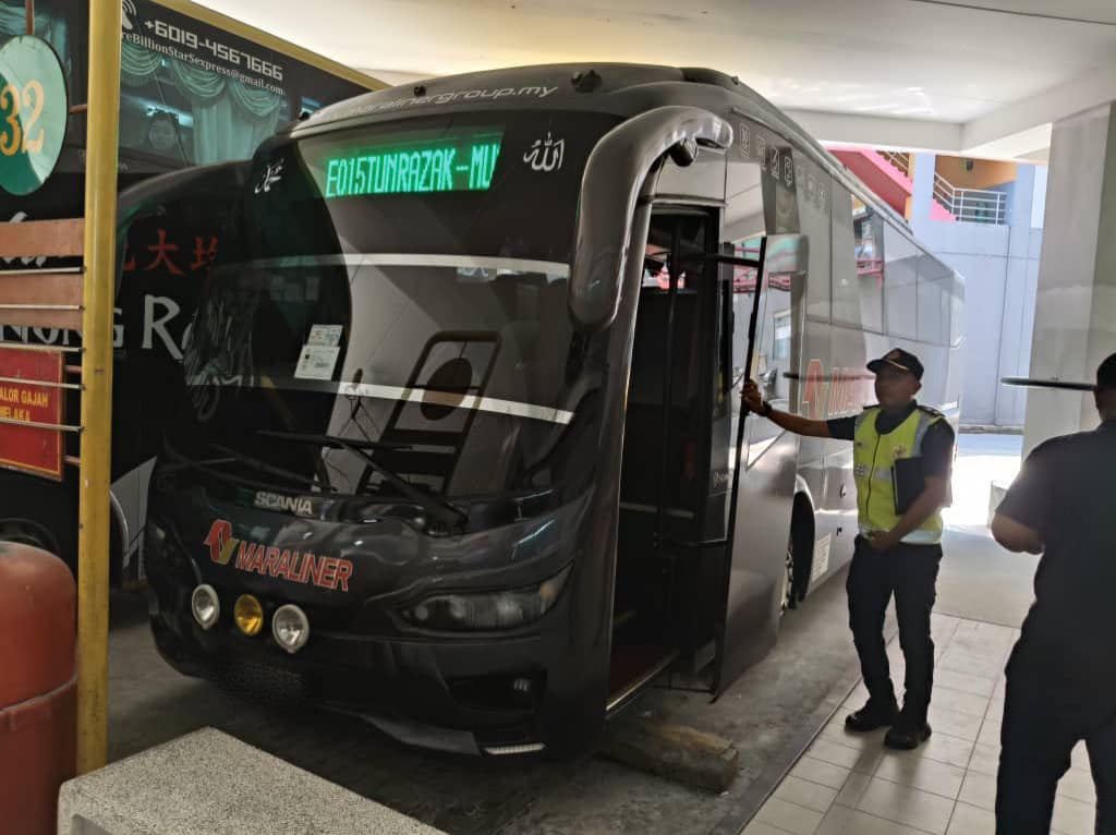 JpjNegeri80390's tweet photo. PEMERIKSAAN BAS DI TERMINAL SEMPENA OPS HRAA 2024
NEGERI SEMBILAN, 26 JUN 2024
JPJ Negeri Sembilan telah melakukan pemeriksaan terhadap semua bas ekspress yang memasuki Terminal One, Seremban sepanjang tempoh Ops HRAA dijalankan. https://t.co/xJ8J6RJOGK