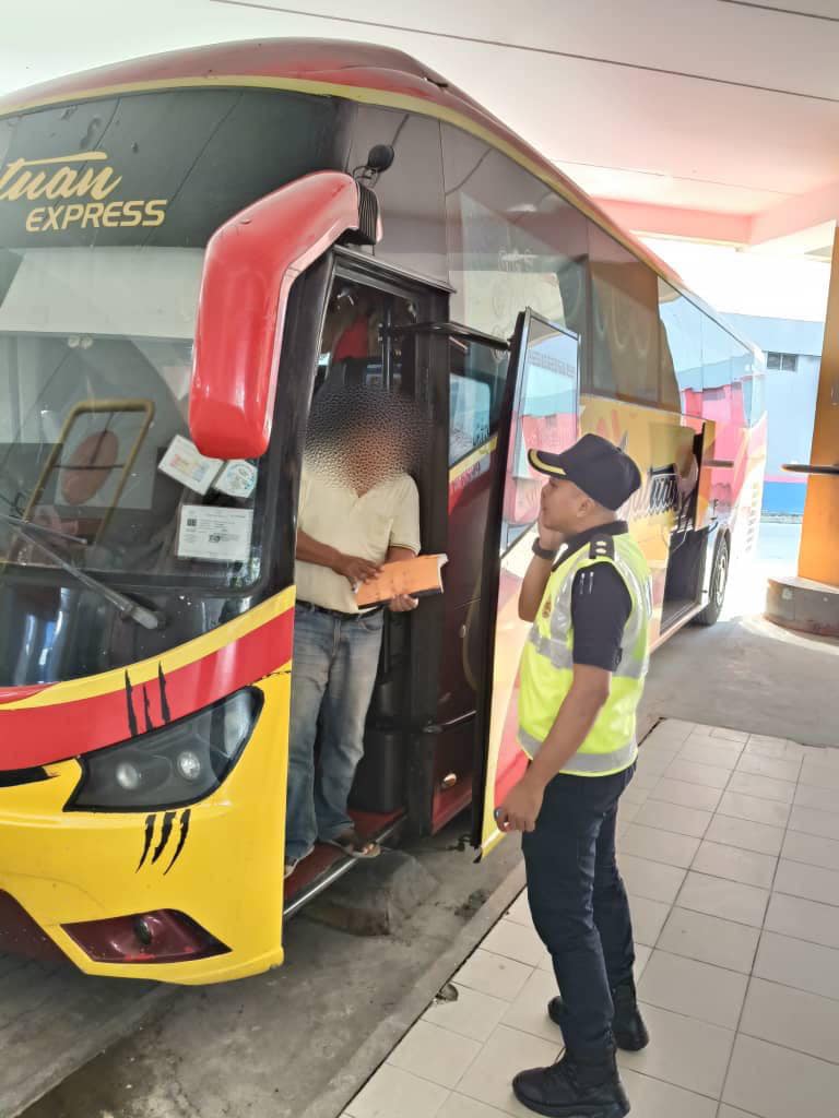 JpjNegeri80390's tweet photo. PEMERIKSAAN BAS DI TERMINAL SEMPENA OPS HRAA 2024
NEGERI SEMBILAN, 26 JUN 2024
JPJ Negeri Sembilan telah melakukan pemeriksaan terhadap semua bas ekspress yang memasuki Terminal One, Seremban sepanjang tempoh Ops HRAA dijalankan. https://t.co/xJ8J6RJOGK
