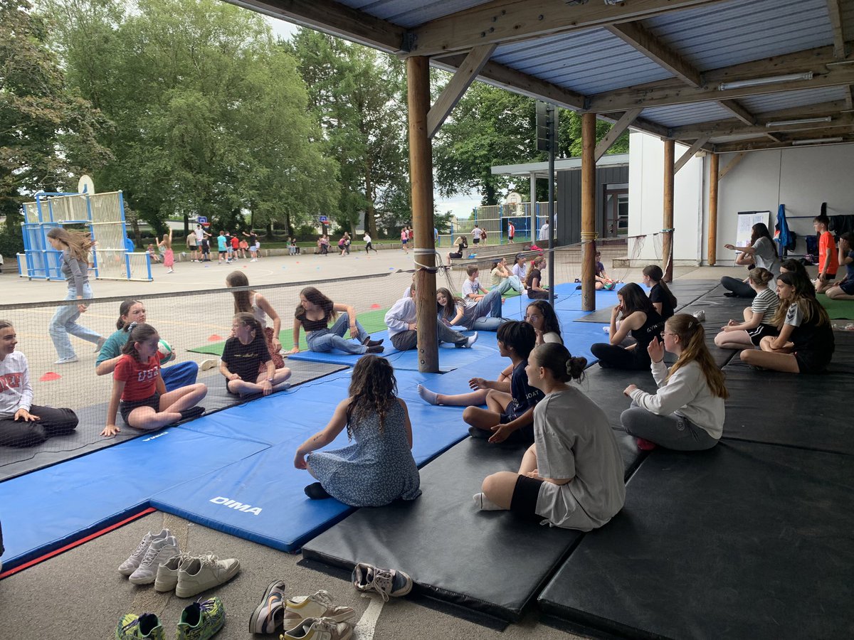 CFaouet's tweet photo. Dernier tour de piste pour les élèves avant de laisser le collège se préparer pour le #DNB : Démonstration de #hiphop , remises de prix 🏆 ateliers #ICAPS : volley assis, kin ball, basket et tennis de table 🏓 avant le goûter offert par le FSE. 🧈 https://t.co/GBreyMPtfm