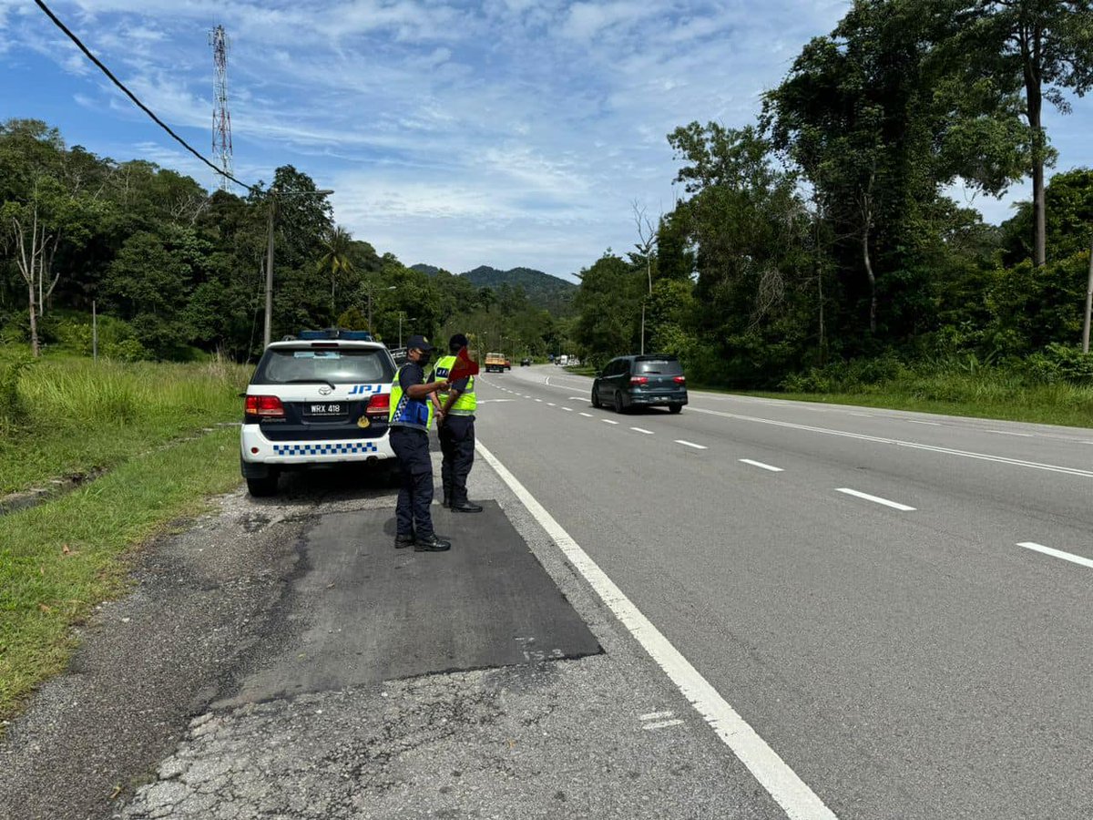JpjNegeri80390's tweet photo. PENGUATKUASAAN SECARA RONDAAN  DAN PEMANTAUAN DI KAWASAN KERAP KEMALANGAN (KKK) SEMPENA OPS HRAA 2024
NEGERI SEMBILAN, 26 JUN 2024 https://t.co/SNUOjCFzwa