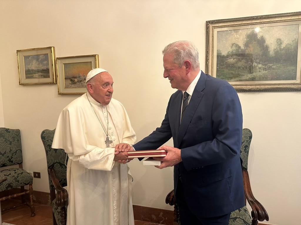 algore's tweet photo. What an incredible honor to meet His Holiness @Pontifex at the Vatican. Pope Francis's leadership on the climate crisis has been an inspiration to people around the world. I am grateful to him for his efforts to communicate the dangers posed by the climate crisis and emphasize our moral duty as stewards of our planet to solve it.