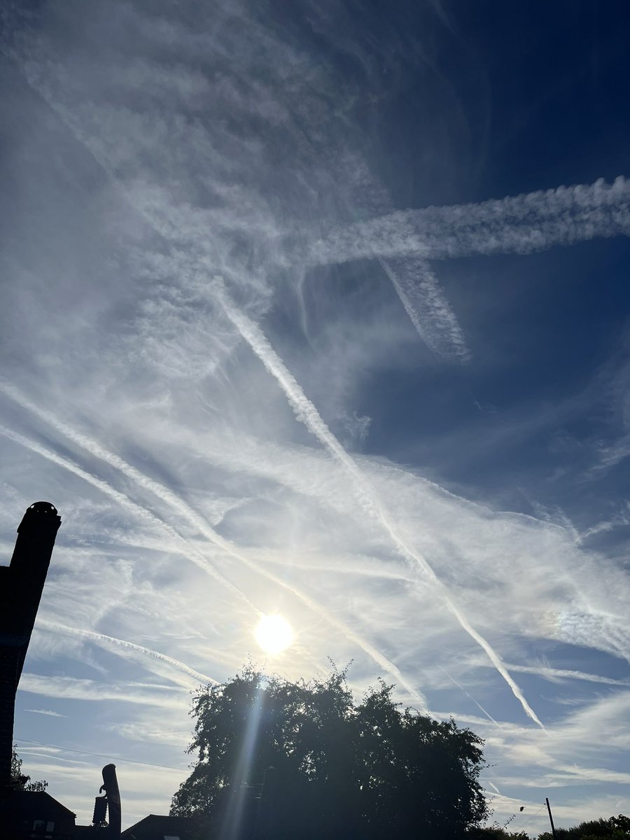 WindsorDebs's tweet image. This going on right now! 07:13 on Saturday 29th June. It’s deliberate #GeoEngineering THERE IS NO OTHER EXPLANATION!!!!
#chemtrails
#climateengineering 
@metoffice 
@Nigel_Farage