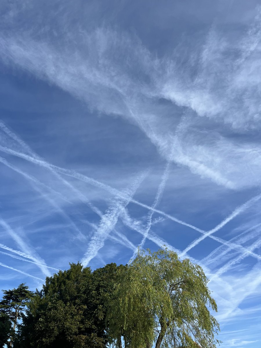 WindsorDebs's tweet image. This going on right now! 07:13 on Saturday 29th June. It’s deliberate #GeoEngineering THERE IS NO OTHER EXPLANATION!!!!
#chemtrails
#climateengineering 
@metoffice 
@Nigel_Farage