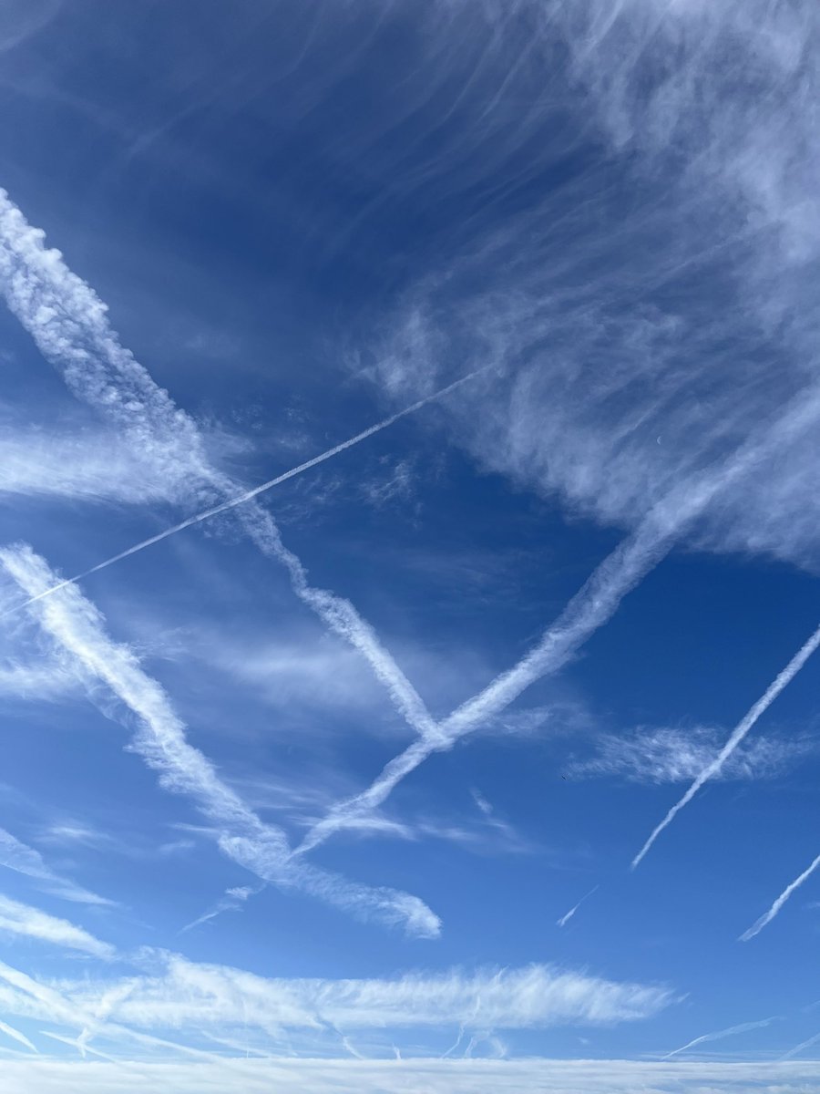 WindsorDebs's tweet image. This going on right now! 07:13 on Saturday 29th June. It’s deliberate #GeoEngineering THERE IS NO OTHER EXPLANATION!!!!
#chemtrails
#climateengineering 
@metoffice 
@Nigel_Farage