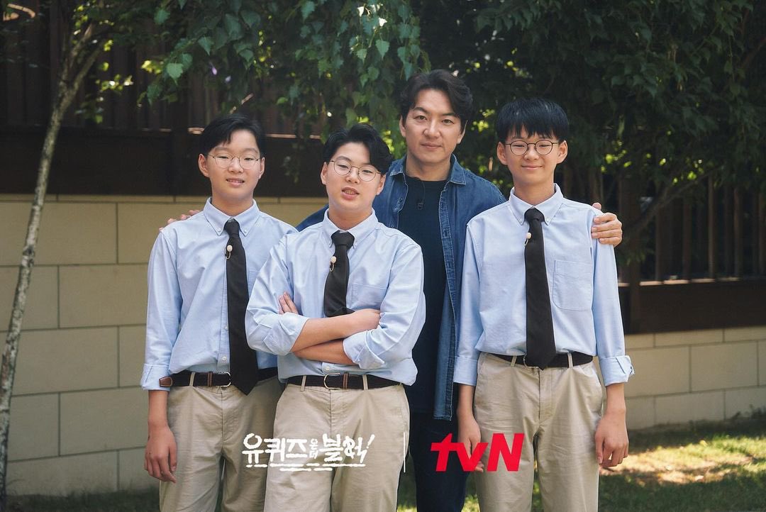 milkteus's tweet photo. song triplets are almost as tall as their dad now 😭😭😭 https://t.co/VG003EuPO5