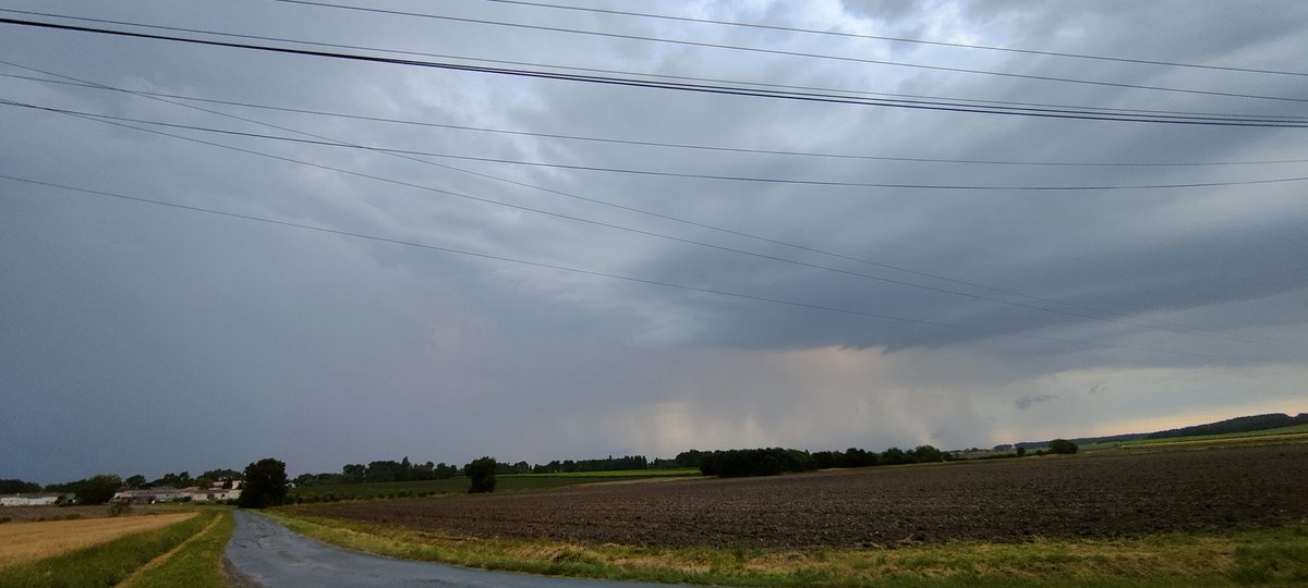 Le_DAMRAF's tweet photo. #orages #France #charente #clouds #lightning https://t.co/brtFi7TJru