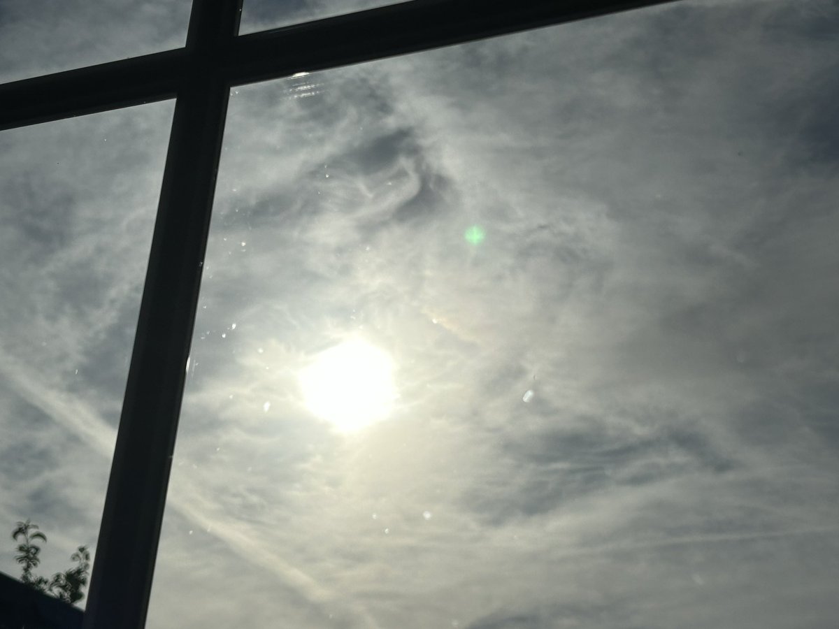 Saskia19052011's tweet photo. Hoeveel ton van die teringzooi spuiten ze wel niet in de lucht? 

Wie zijn die leveranciers
Waar word dat spul gemaakt?

Misschien eens daar een bezoekje brengen met camera’s

#chemitreals 
#zonblokkeren 
#Solar geo-engineering
 #tudelf 
#knmi 
#schiphol 

Je moet het maar willen https://t.co/ZQriptaKKB