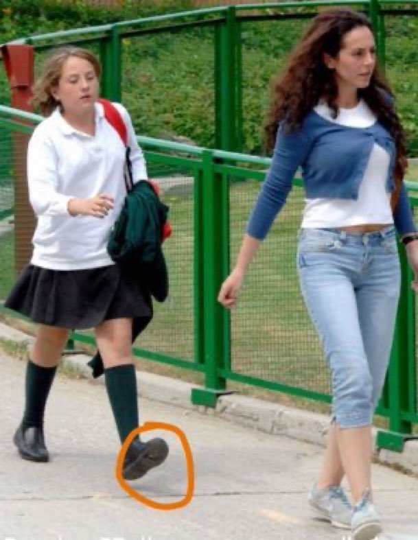 Miss querellas llevado a Rocío Flores con los zapatos rotos al colegio 
#YoMeRebelo29J