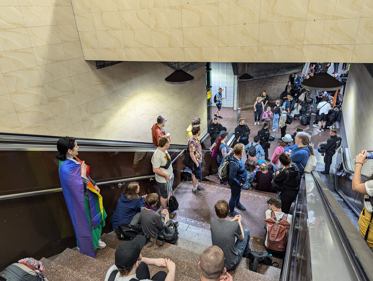 Erfolgreicher Start in den Tag 🥳
alle Wege zur Grugahalle sind heute für AfD-Delegierte versperrt! Die beiden wichtigsten Auto-Zufahrtsstraßen sind dicht. U-Bahn-Aufgänge auch.
Wir #widersetzen uns der Nazi-Partei und verhindern den Parteitag ✊🔥 #e2906