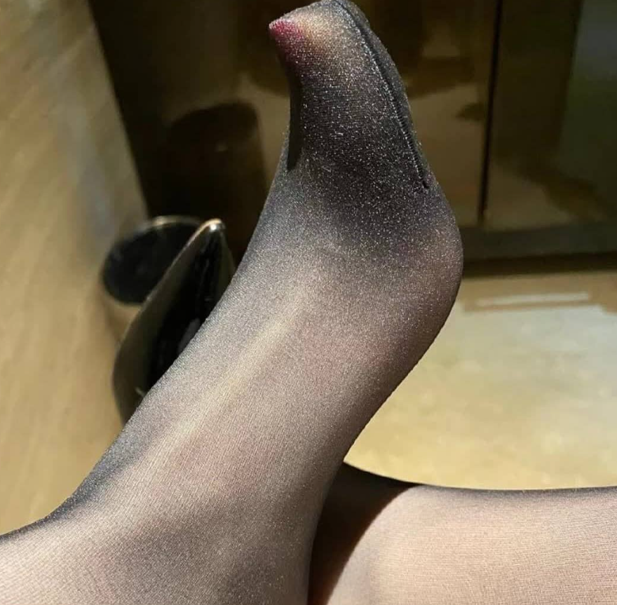 Alice558899's tweet photo. 今天穿了铁粉定制的黑丝出门热死了，逛商场。在卫生间拍一下。你们能看见脚尖上有汗渍吗？看见打1。还拍了内裤一会再发  #黑丝控  #原味私信購買 https://t.co/qaHudGWGuN