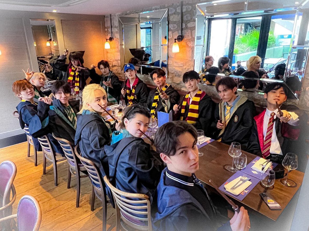 SEVENTEEN in Harry Potter outfit 🪄🧙‍♂️

gryffindor: dokyeom, mingyu, dino, scoups
slytherin: jeonghan, woozi, hoshi, jun, the8
hufflepuff: seungkwan, wonwoo, joshua
ravenclaw: vernon