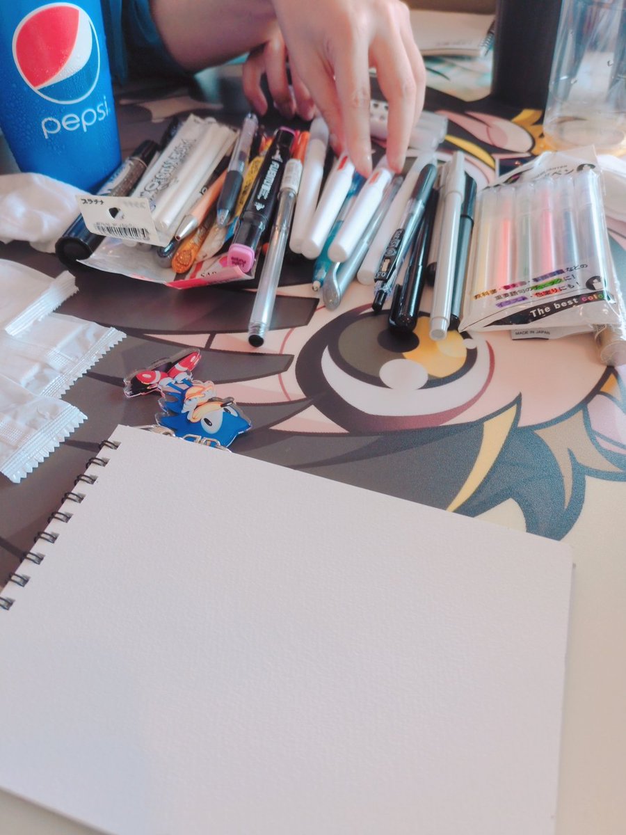 「オタクテーブル(ペン完備)でリアルスケブを描かせてもらい………… 5億年ぶりのル」|ぷりん🍮のイラスト