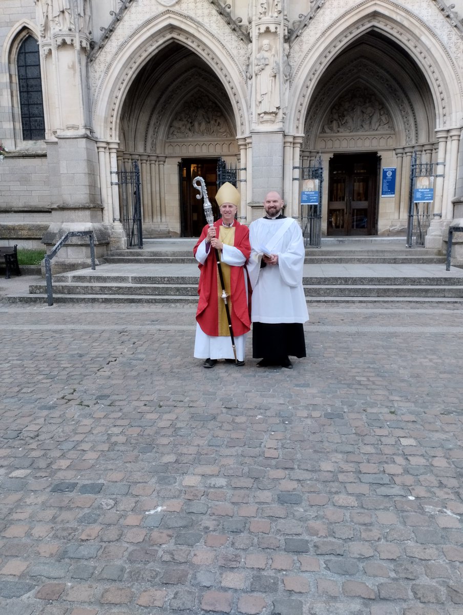 SpiritusCollege's tweet photo. Congratulations to Oli, pictured with +Hugh, and with some of our staff. Oli was ordained deacon yesterday at a beautiful service in @TruroCathedral.

We pray for Oli, his family and his new parish as he begins his ministry there for @DioTruro 

#TheologyForLiving https://t.co/FuhJ3Hkol0