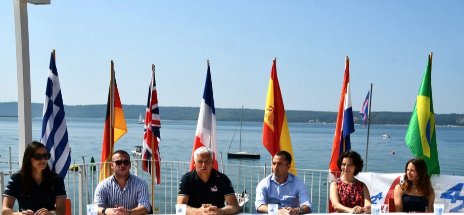 Presentato a Portorose il Campionato Europeo Open 420 italiavela.it/articolo.asp?i… @clubnauticotriestino <a href="/SVBG/">Suzanne Green</a> #vela #regate #portorose #classe420