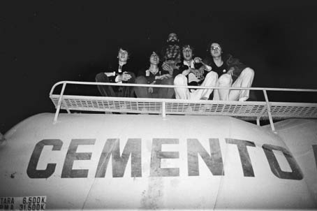 Aborígenes del Cemento fue una banda de #Zaragoza (1980-82) cuyo #rock era marcadamente setentero, urbano y centrado en la 'crítica social'. Radiamos sus temas El sueño, Solo de día solo de noche, El mundo de los sueños y Mamífero sistemático. lascallesdelpop.net/Lista%20Entrev…