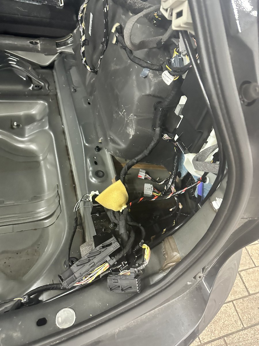 jaksche's tweet photo. @focusauto @autobildlive @VolvoCarPR_DE @volvocars 

V90 CC 100000€ mit undichtem Panorama Dach führt zu einem Totalschaden der Elektronik durch Wassereintritt. Andere Autos von Volvo mit gleichem Problem. Volvo weigert sich hier auf Kulanz zu reparieren. Danke @VolvoCarPR_DE https://t.co/bIjQQDmyDO
