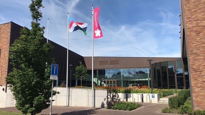Vandaag is het Nederlandse Veteranendag. In heel Nederland bedanken we vandaag de meer dan 100.000 militaire veteranen voor hun inzet, nu en in het verleden. De veteranenvlag is gehesen en de witte anjers zijn gepland. Witte anjers staan symbool voor erkenning en waardering.