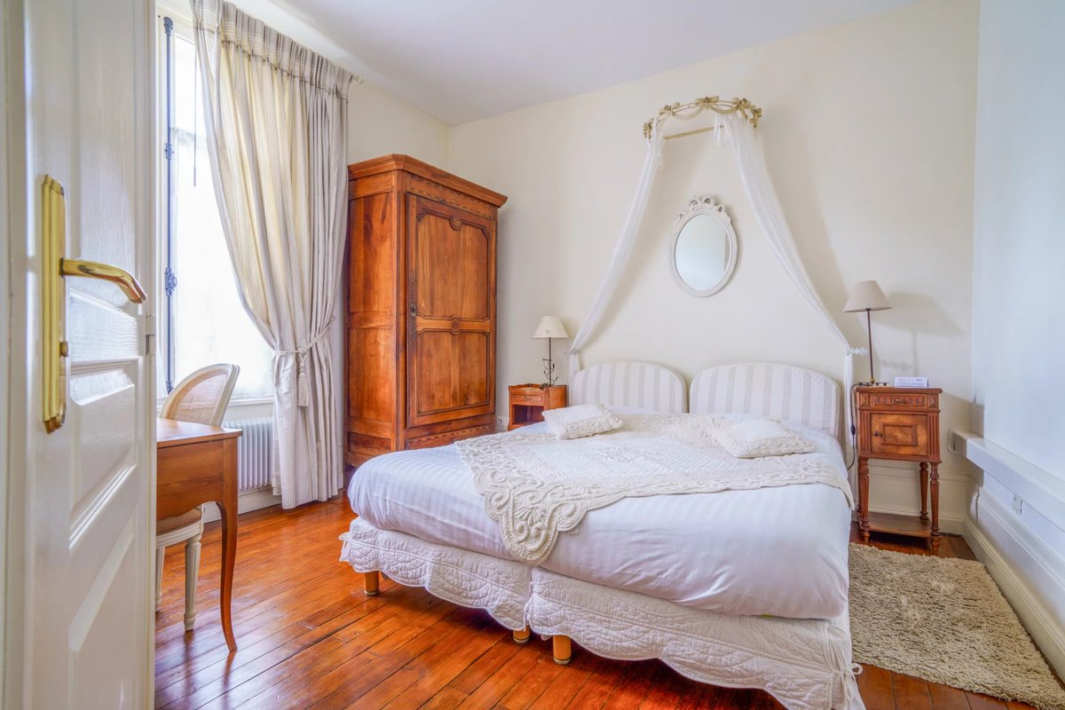 Joyau historique à Amboise 

Situé au cœur de la charmante ville d'Amboise, ce manoir de 298 m² a été édifiée en 1850. Cette propriété offre une expérience unique, alliant charme historique et confort moderne.

3 350 000 €

Contact : +33 2 46 67 65 59