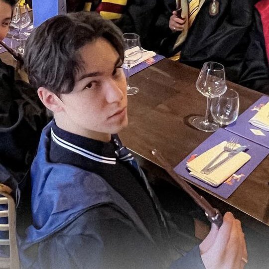 vernonlovebot's tweet photo. he is so ravenclaw 😻💙 https://t.co/U9kjyhSsMU
