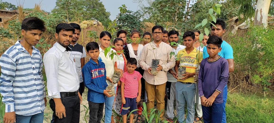 cleanganganmcg's tweet image. 27 जून 2024 को जिला परियोजना अधिकारी, जिला गँगा समिति, हरदोई द्वारा तेरापुरसोली और गोनीपुरवा गँगा ग्रामों में नमामि गंगे द्वारा प्रकाशित चाचा चौधरी कॉमिक्स का वितरण और पौधारोपण कर पर्यावरण एवम जल संरक्षण हेतु स्थानीय युवाओं को जागरूक किया गया।

#DGC #NamamiGange