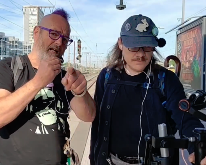 MaltusPanda's tweet photo. Auch die #Schwurbler von "Klardenken-TV" sind da. Helge und "Hase Du Bleibst Hier" sind doch echt die größten Knalltüten. aktuell kommen sie wohl nicht aus dem bahnhof raus, #Essen #Parteitag #E2908 #noafd https://t.co/6sWYoz6CrQ