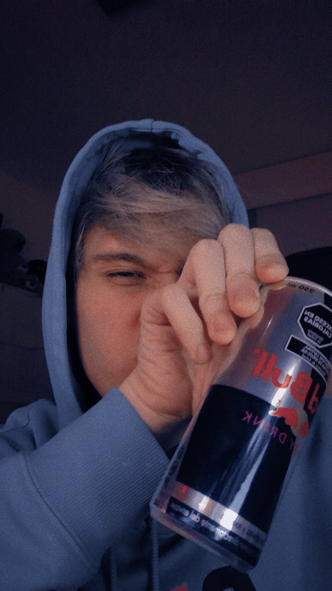 GianLenta2's tweet photo. Disfrutando a Tope este Sabado como realmente hay que disfrutarlo con una Redbull y unos Chisitos 🥜🥂
#Wolong #Xboxpass #Xbox #Friday #FridayFeeling #FridayVibes #games https://t.co/ECyzqy3DvT