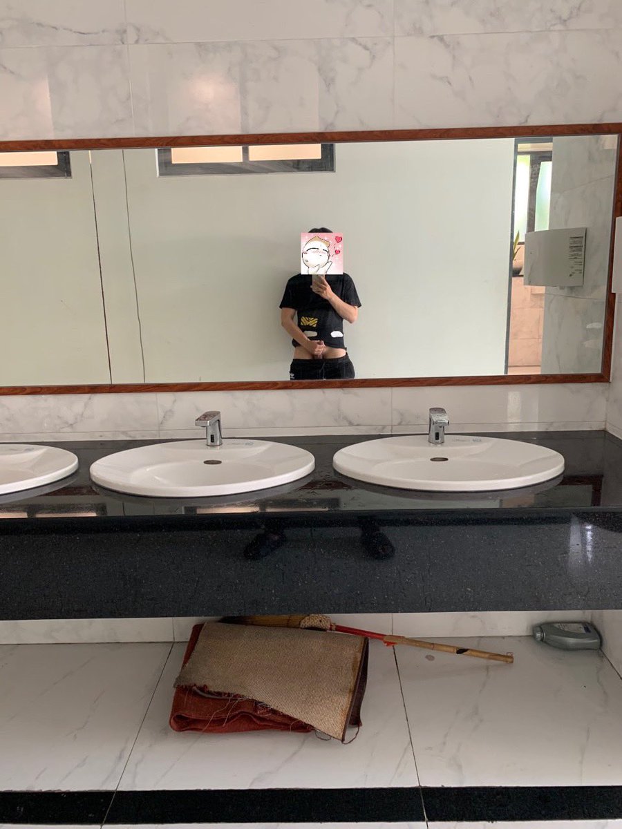 Đang đi thì nứng quá, phải tấp vào sục miếng. Có ai bú cho nữa thì ngon 😋