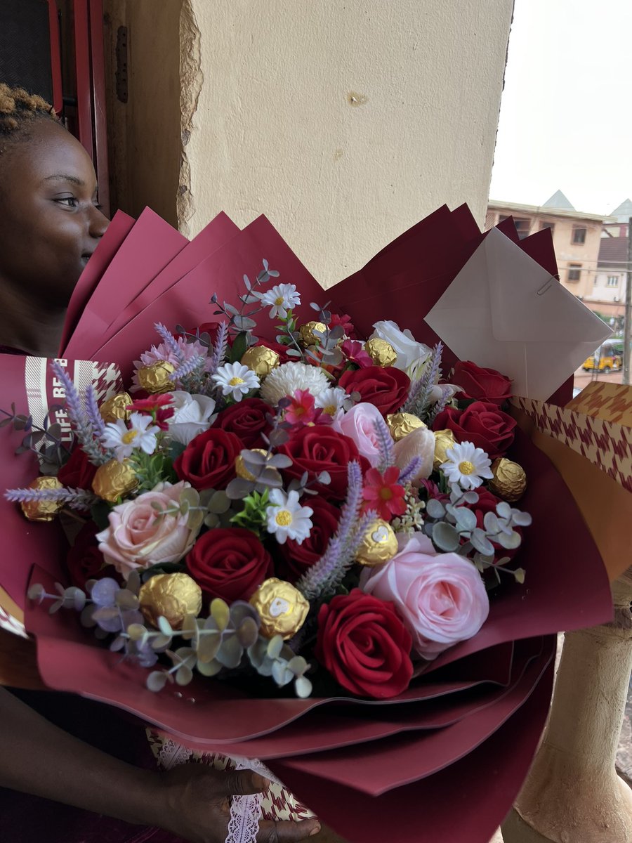 _flower_shop's tweet photo. He said it’s their anniversary and he wants a beautiful bouquet for her with chocolates😍😍 We always come through 

#enuguflowershop #flowershopinenugu #enugugiftshop https://t.co/xTt1KwK4Xs