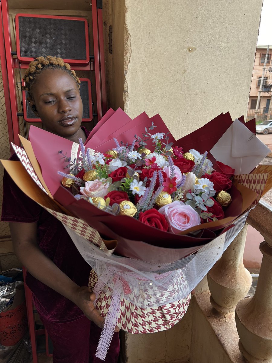 _flower_shop's tweet photo. He said it’s their anniversary and he wants a beautiful bouquet for her with chocolates😍😍 We always come through 

#enuguflowershop #flowershopinenugu #enugugiftshop https://t.co/xTt1KwK4Xs