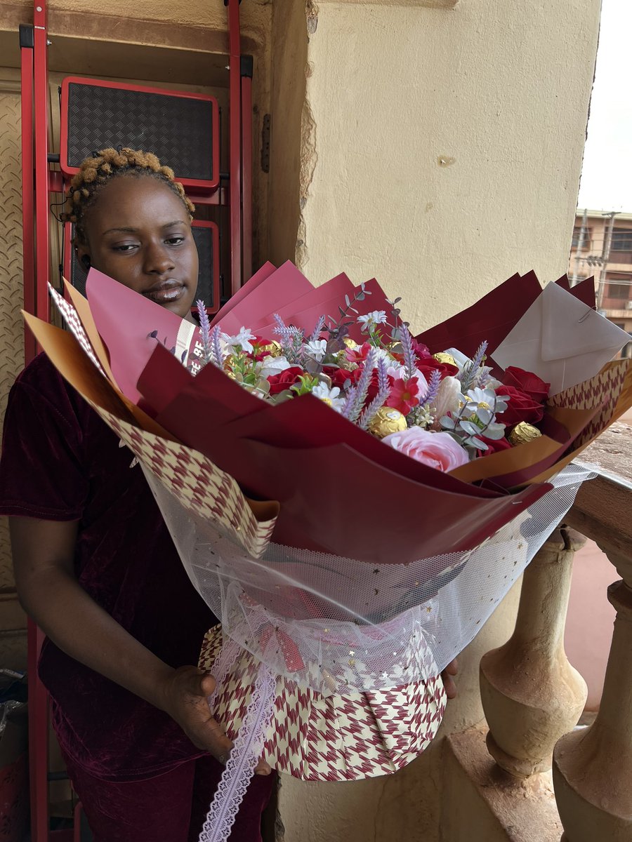 _flower_shop's tweet photo. He said it’s their anniversary and he wants a beautiful bouquet for her with chocolates😍😍 We always come through 

#enuguflowershop #flowershopinenugu #enugugiftshop https://t.co/xTt1KwK4Xs