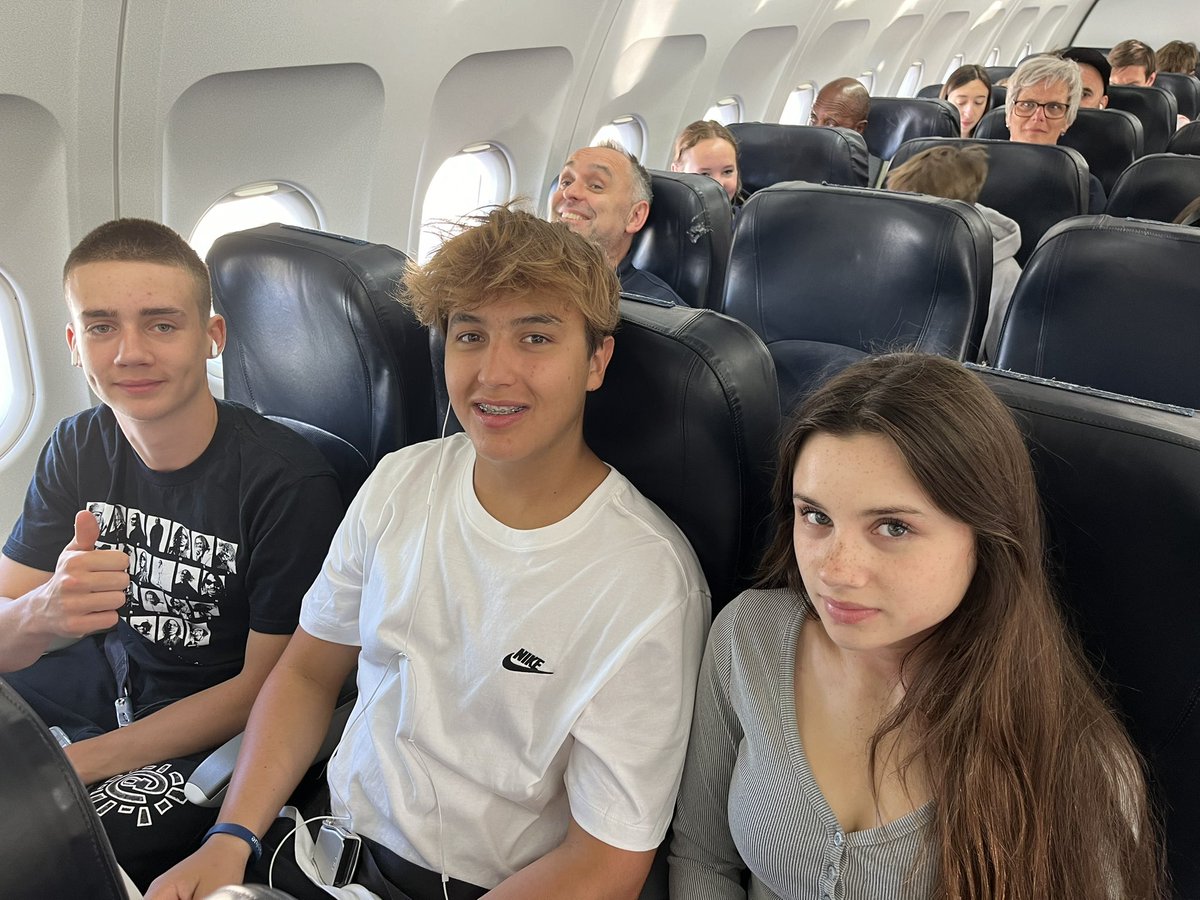 KewHouseMFL's tweet photo. All set for the return leg of the German Exchange 🇩🇪😎 Thank you @British_Airways for whizzing us over there! Bis bald @gymnasiumrutesheim
#KHSGerman #KHSLanguages https://t.co/sUSrpArDhg