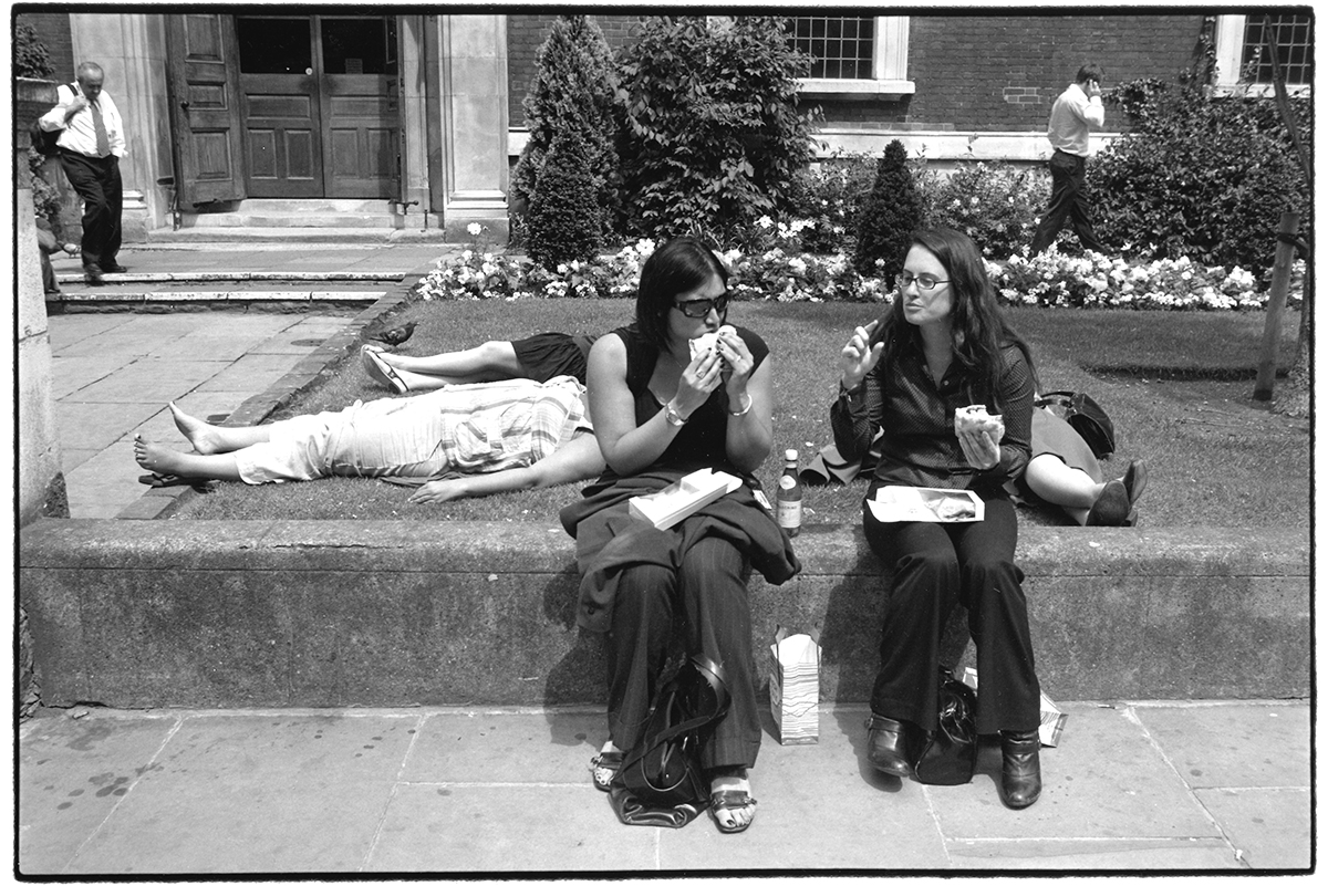 nicholas_sack's tweet photo. Figures in the city no. 228
Bishopsgate, London, 2019
Silver gelatin print
#London #City #Bishopsgate #streetphotography #women #men #figures #sunbathers #blackandwhitephoto #monochrome #analogue #film #bnw #urbanlandscape #StBotolphs #churchyard #lunchtime #eating #summer #town https://t.co/pGILywjIYe
