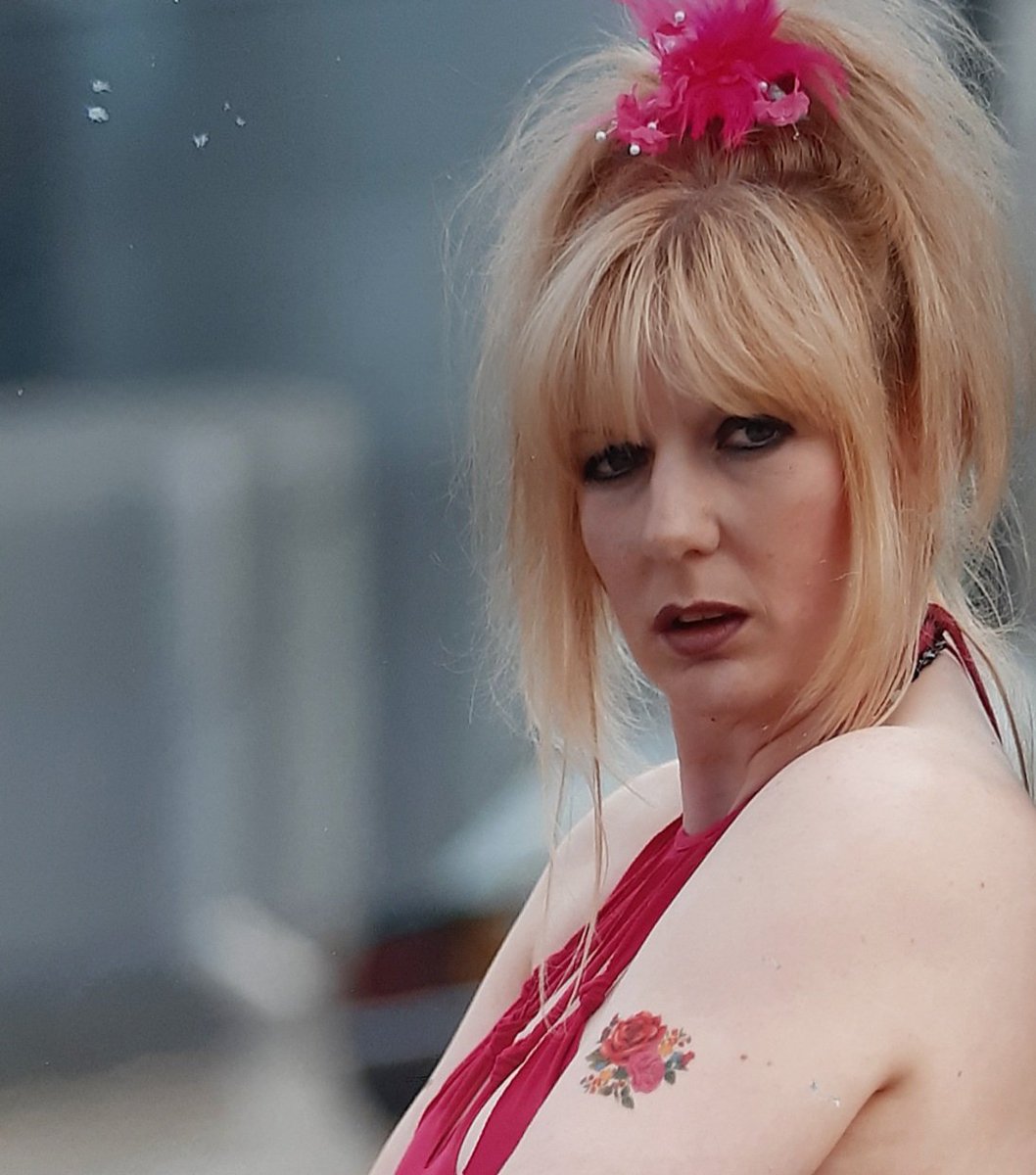 Jaynetunners's tweet photo. Uh-oh, guess who's back on Classic Coronation Street next week? 
I do believe the storyline involves Yana, Cilla and Chesney's dog Schmeichel. This photo of me in character was taken next to a burger van in Bridlington. 😆 Class.
#classiccorrie #yanalumb  #pieceofwork https://t.co/cN7aM9w0OE
